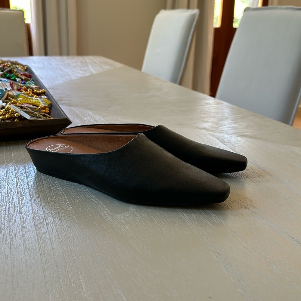 Black leather mules Andre’ Assous Featherweights